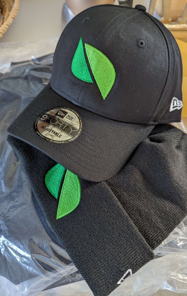 PearIntern's tweet photo. Giveaway time!! 

I raided the company coffers while on cleaning duty and found 2 Pear caps &amp; 2 Pear beanies 🤠🤠

Want one? All you have to do is: 

- Like and RT this tweet
- Follow me @PearIntern + @pear_protocol 

⏰ You have 72 hours ⏰ https://t.co/dV3dKW2v2r