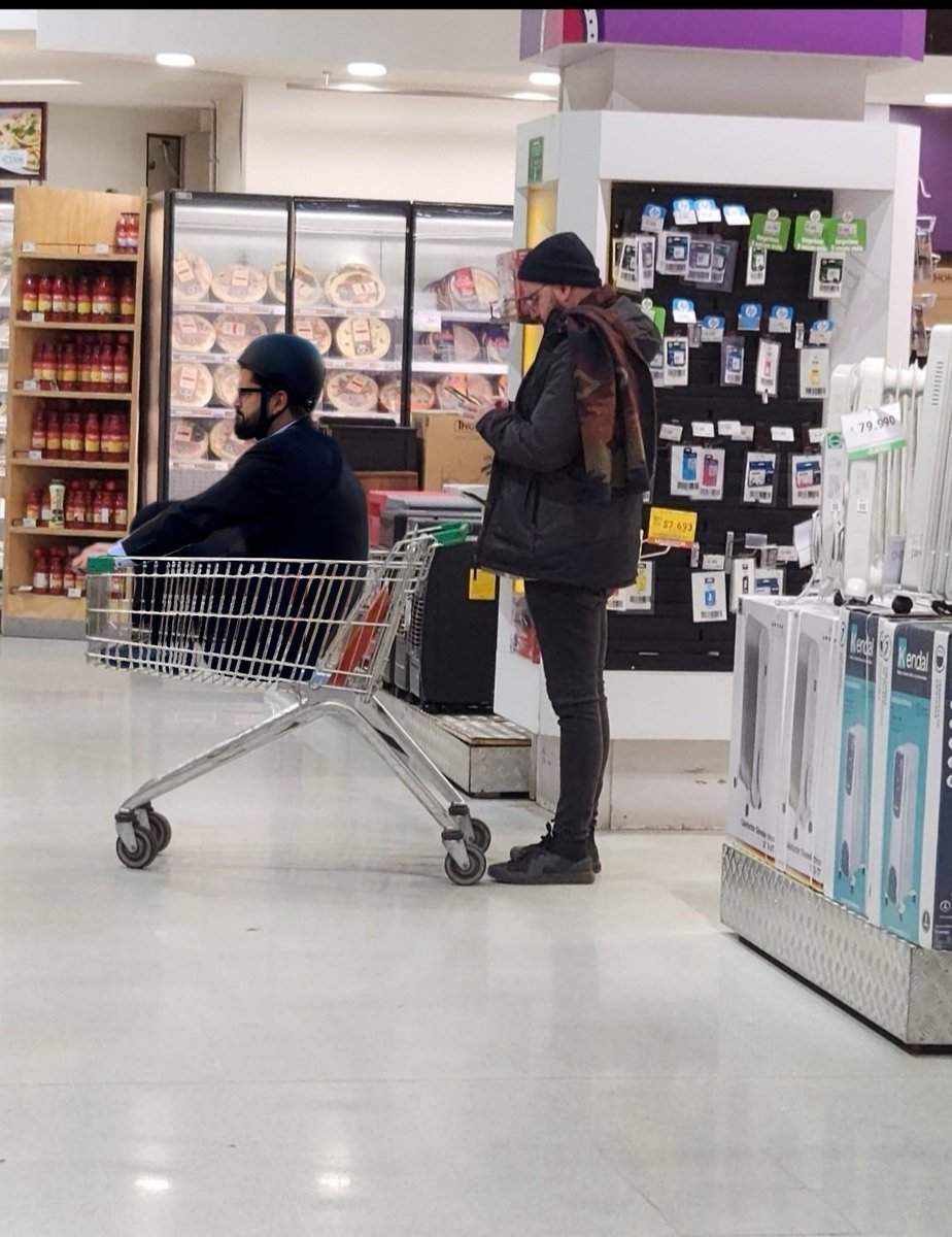 Cap_Libertad_CL's tweet photo. Quedan 1.045 días o menos

"Gru paseando al minion"

#ChileEstaDeLuto #ChileNoCaera  #ULTIMAHORA #BoricDescontrolado #debate #constituye #Cadem #lluvia #NoALaListaD #Jumbo https://t.co/WVM8X80HcW