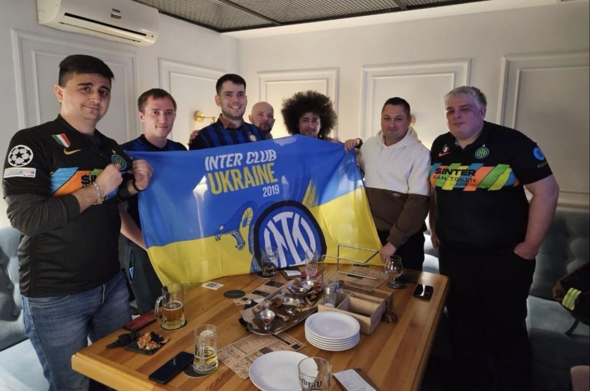 franvanni's tweet photo. Dopo 14 mesi di guerra, l’Inter Club Ucraina è tornato a riunirsi per la prima volta al solito pub a Kiev per vedere #InterLazio “Molto è cambiato. Aluni di noi sono al fronte. Altri non hanno più una casa. Ma la passione resta”, racconta Bohdan, vicepresidente del club

(Segue) https://t.co/oG9cO0qeRX