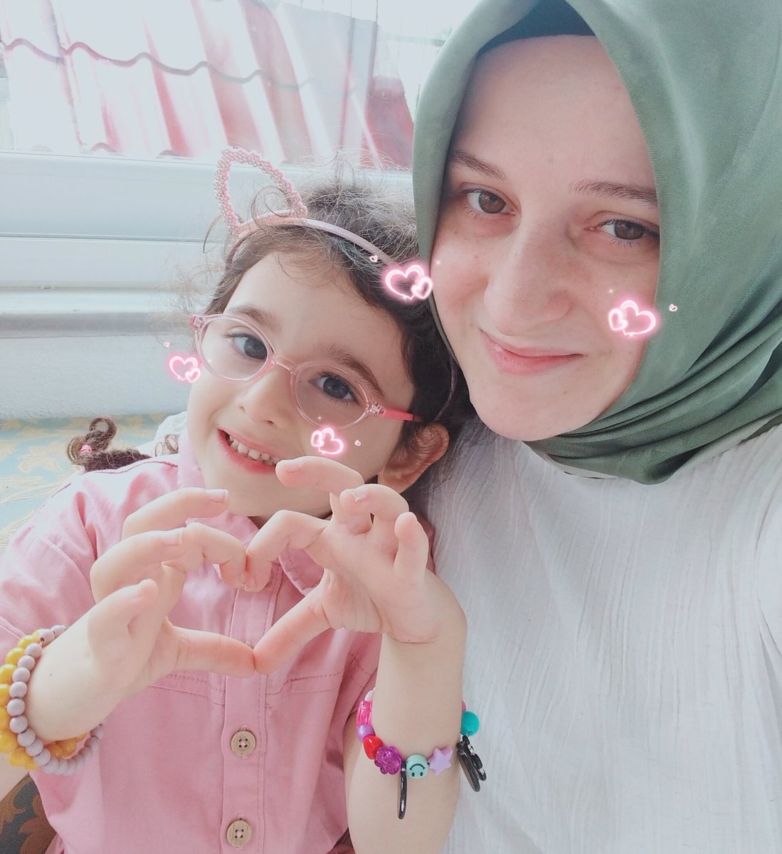 Gördüğüm ilk rüyamsın
Cennetten bir parçamsın
Kokun geçmişten gelen tanıdık
Ömrümün sol yanısın
Ruhu mutluluk kokan
Meleğim, can yarımsın...👩‍👧🧚👧😘