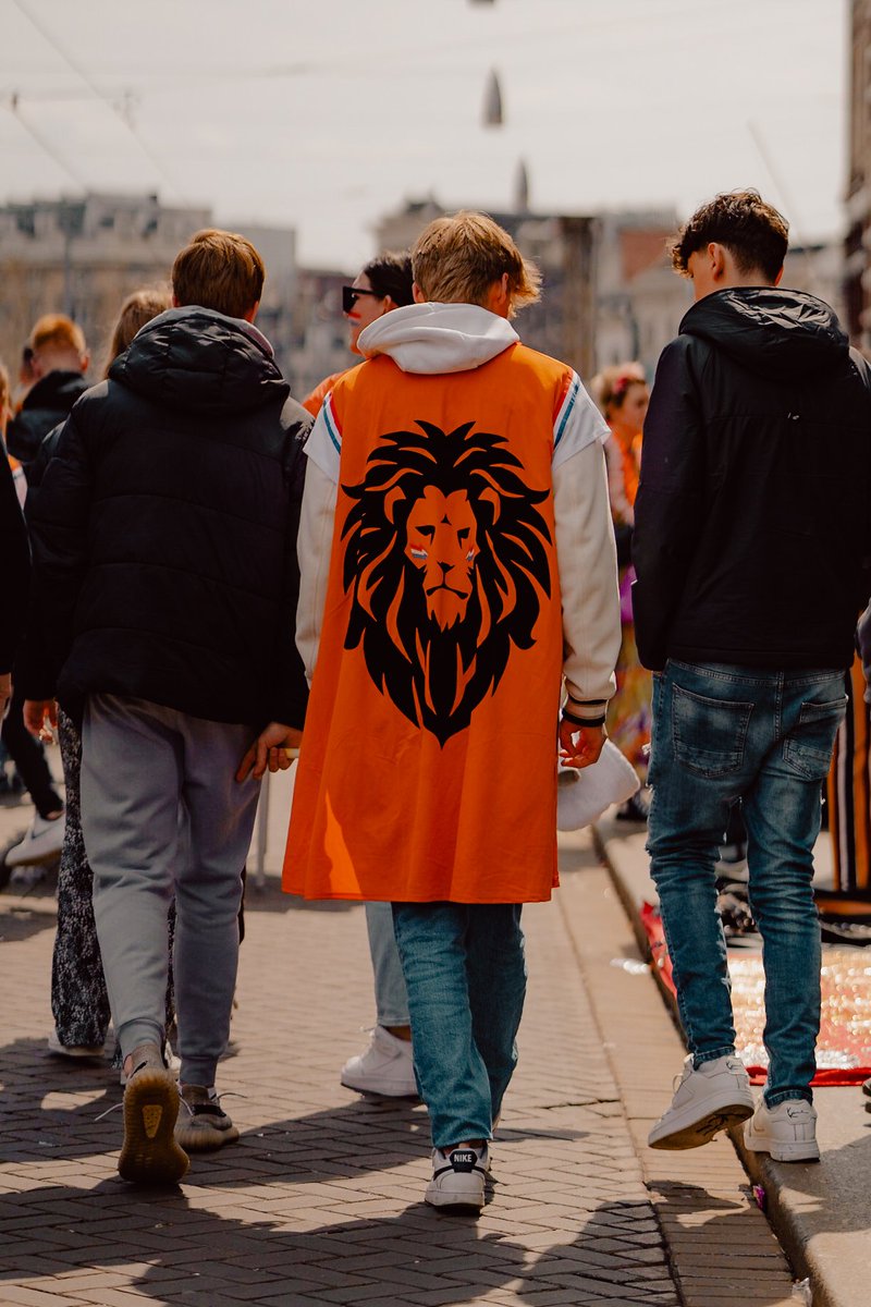 Hopefully it's not too late for #GM!
Here's a few snaps from the King's day celebration in #Amsterdam.

#streetphotography #amsterdam #kingsday #koningsdag #visitNetherlands #sonyAlpha #Zeiss #ZeissBatis85 #VisitNL #NFTCommunity #NFTArtist