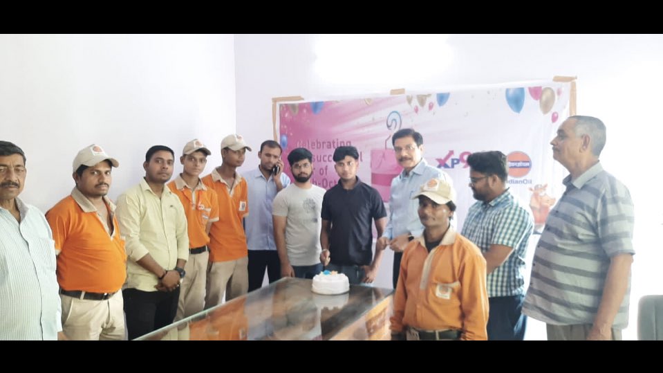 AgraIOC's tweet photo. XP95 2nd Anniversary celebrated at Retail outlets under Agra DO, on the occasion cake was cut with XP95 customers and sweets were distributed..

@ChairmanIOCL @DirMktg_iocl @raj_dube @ioclupso2 @GeetikaMehra4 @AjayGargioc https://t.co/RZYjdYr31m