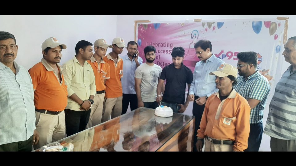 AgraIOC's tweet photo. XP95 2nd Anniversary celebrated at Retail outlets under Agra DO, on the occasion cake was cut with XP95 customers and sweets were distributed..

@ChairmanIOCL @DirMktg_iocl @raj_dube @ioclupso2 @GeetikaMehra4 @AjayGargioc https://t.co/RZYjdYr31m