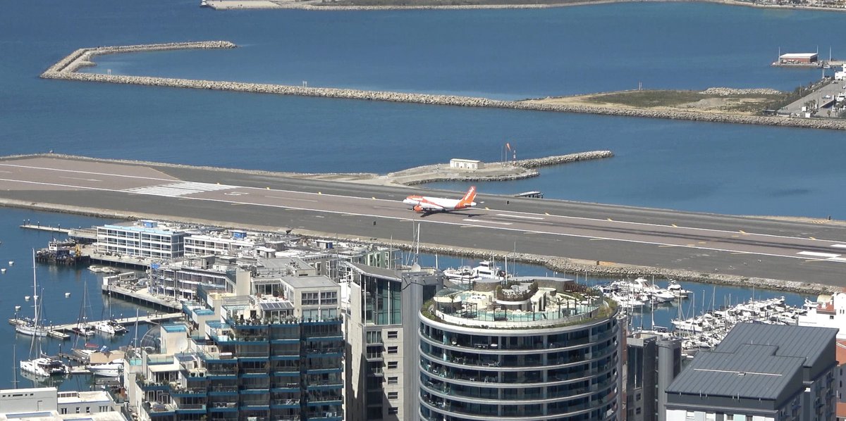 mi6o25's tweet photo. A view overlooking runway 09 at Gibraltar International Airport 
@easyJet 
--------
🎥 https://t.co/guiCY5J1Nk
-------
#GibraltarAirport
#FlyGibraltar
#GibraltarRunway
#Aviation
#Planespotting
#EasyJet
#FlyEasyJet
#PlaneLovers https://t.co/WRNw1Bl3OJ