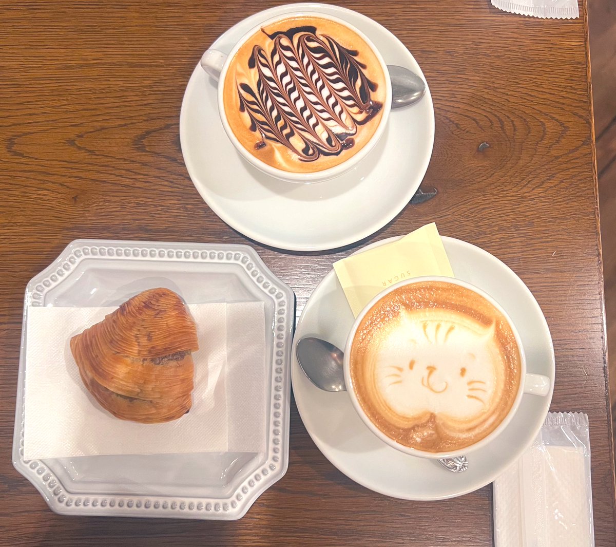 hey_komamen's tweet photo. 2件目に博多駅のcafe OSPITAREに❤️
はじめてスフォリアテッラ食べたけど
新感覚食感すぎて、説明が難しい（笑）
たべたらわかります！
とにかくパリッパリ😋
ねこちゃんのカフェラテ
もかわいかったにゃ🐈
#福岡　#博多　#cafe #カフェアート　
#ospitare #パリッパリ　#猫 https://t.co/7PoaBNxeon