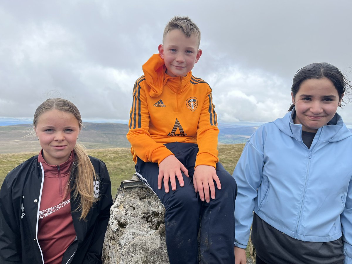 Pearson_Alla14's tweet photo. Who’s on top of the world 🌎 
#yorkshirepeak
#whernside 
11km done ✅ 
Now picnic 🥪and walk down 😎

@deanp27 @LowerWortleyPS https://t.co/0b6rf7xanG