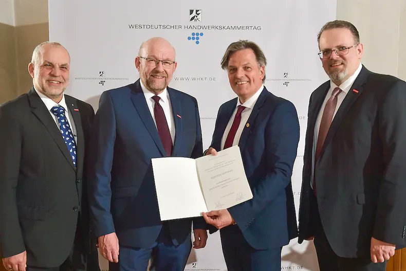 handwerksblatt's tweet photo. #Ehrung: Der ehemalige Chef der #Regionaldirektion der @Bundesagentur für Arbeit in #NRW, Torsten Withake (F., 2.v.r.), wurde vom #WHKT mit der #Ehrennadel für seine #Verdienste um die Belange des #Handwerk|s ausgezeichnet. #mittelstand #kmu https://t.co/GmdC16JaeV Foto: © @WHKT4 https://t.co/7EcVYnf7Dh