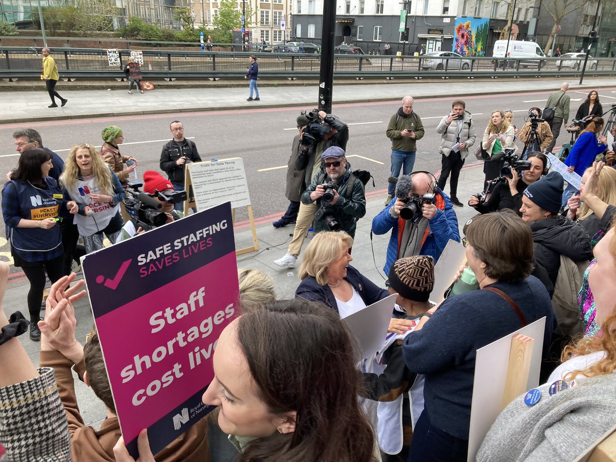 @RCNLondon @uclh picket goes wide for @patcullen9 #SafeStaffingSavesLives #FairPayForNursing