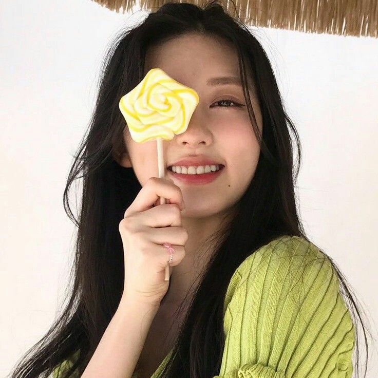 bbleeele's tweet photo. bias challenge : pick 4 Idols with this color in their outfit

I got: green

reply for a color! https://t.co/z1307UzEJo