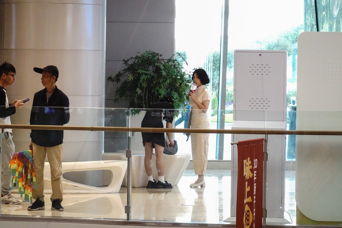 desipen1's tweet photo. I went to the mall on May Day. There was a basketball game in the lobby on the first floor of the mall. There were so many handsome men and beautiful women watching the game. https://t.co/JNl1P5gDqS