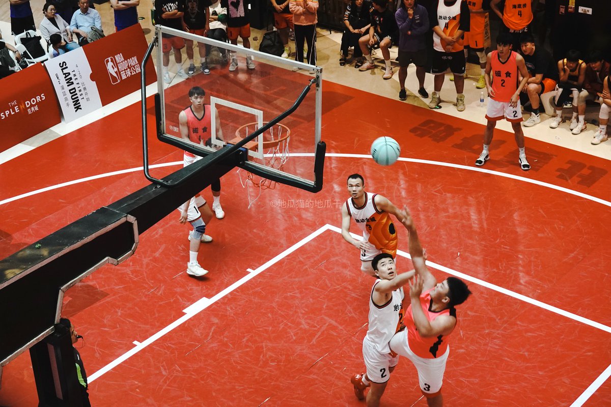 desipen1's tweet photo. I went to the mall on May Day. There was a basketball game in the lobby on the first floor of the mall. There were so many handsome men and beautiful women watching the game. https://t.co/JNl1P5gDqS