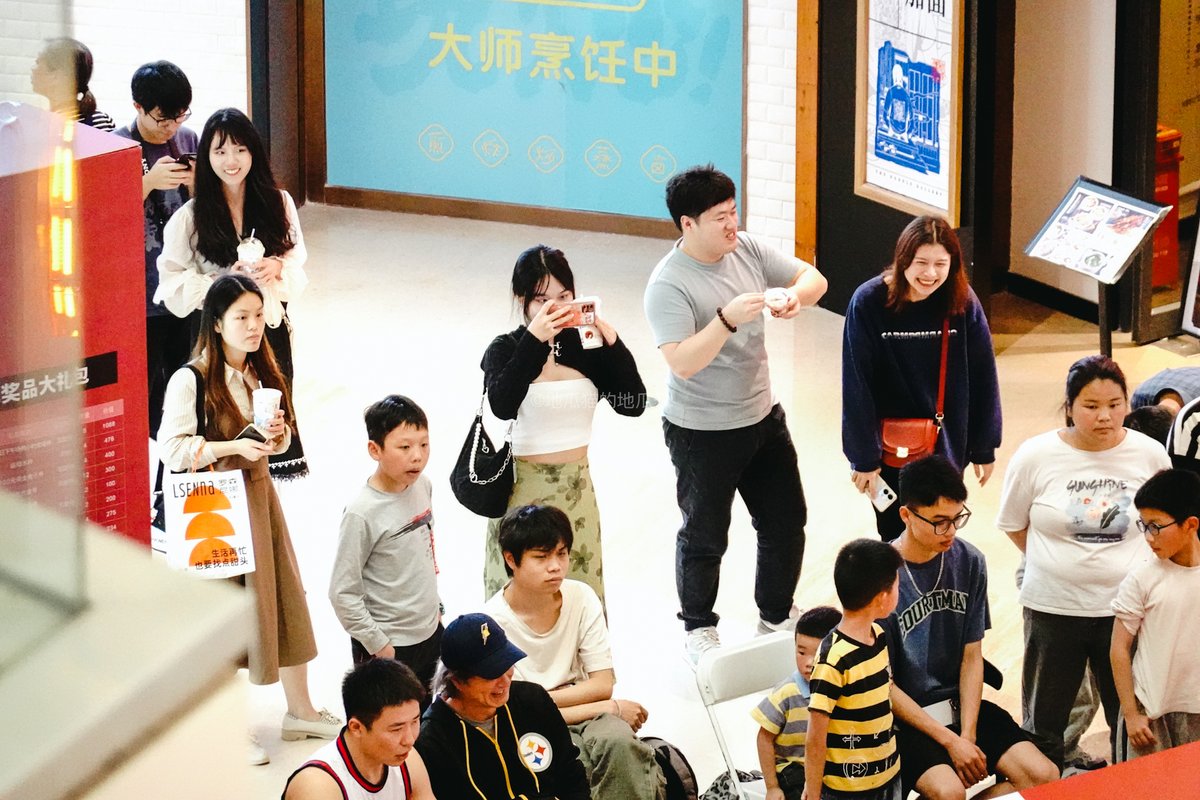 desipen1's tweet photo. I went to the mall on May Day. There was a basketball game in the lobby on the first floor of the mall. There were so many handsome men and beautiful women watching the game. https://t.co/JNl1P5gDqS