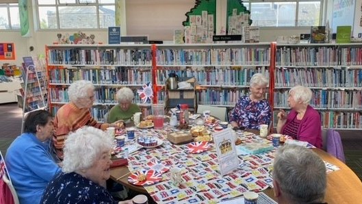 PortyLibrary's tweet photo. Our #LibraryLink got some pre-emptive #Coronation celebrating done this morning, so they had their usual lively chin-wag, they scoffed a load of festive scran and drank enough tea to float the Royal Yacht! 👑🍰🫖☕️❤️🤍💙🇬🇧 https://t.co/wmPeupGsB2