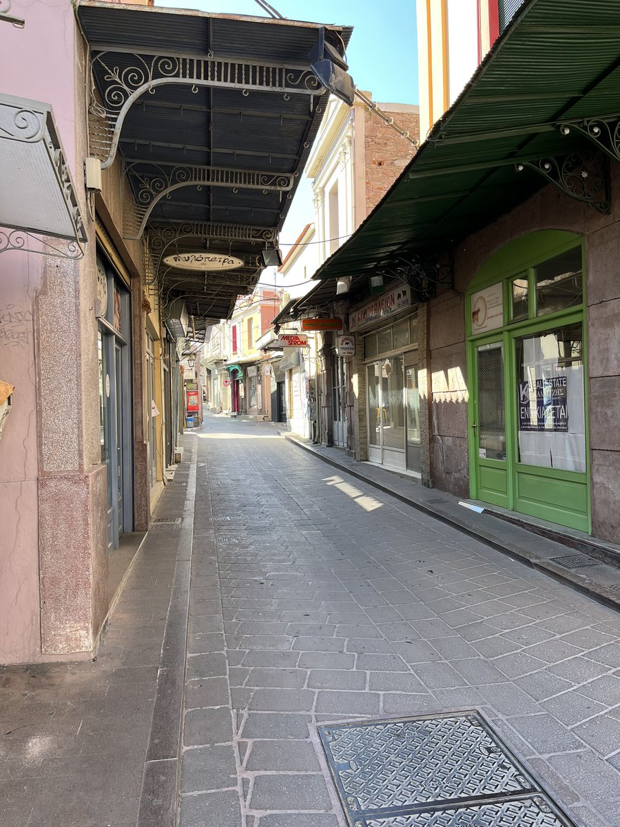 LaCulturel's tweet photo. Cumartesi öğleden sonra Midilli çarşısı. Öğlen 13’e kadar alış veriş yapılır. Sonra Siesta…Bu adeti tembellik olarak görenler var. Tam tersine hayatın azgınca akışı karşısında bir bilgelik, bir durup nefes alma…Satış, kazanç ne olursa olsun dükkan açık olsun değil bu. https://t.co/oEDvmAIToi