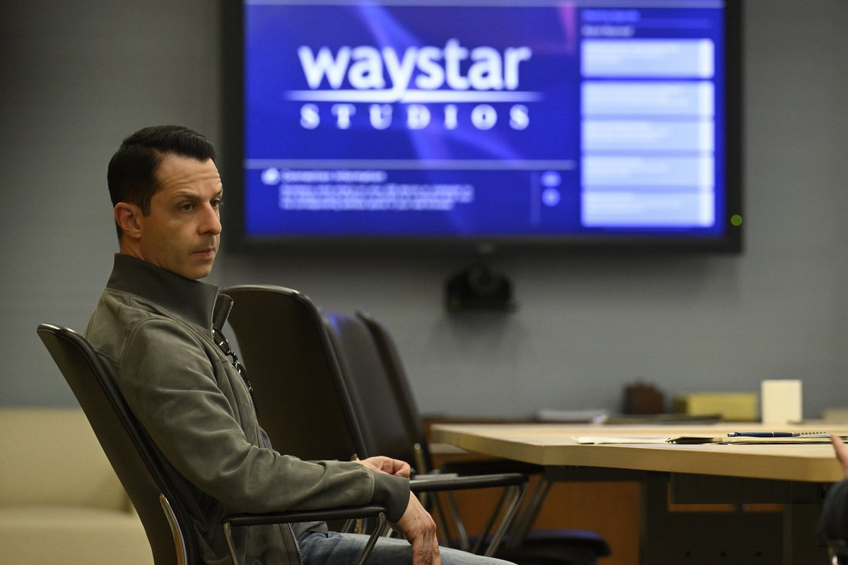 mathieuestrade's tweet photo. Dans l’épisode 6 de #Succesion on a le droit à une visite des studios Warner Bros. renommés en Waystar Studios pour la série 🎬

#SuccesionHBO https://t.co/YRVJBsSqOx
