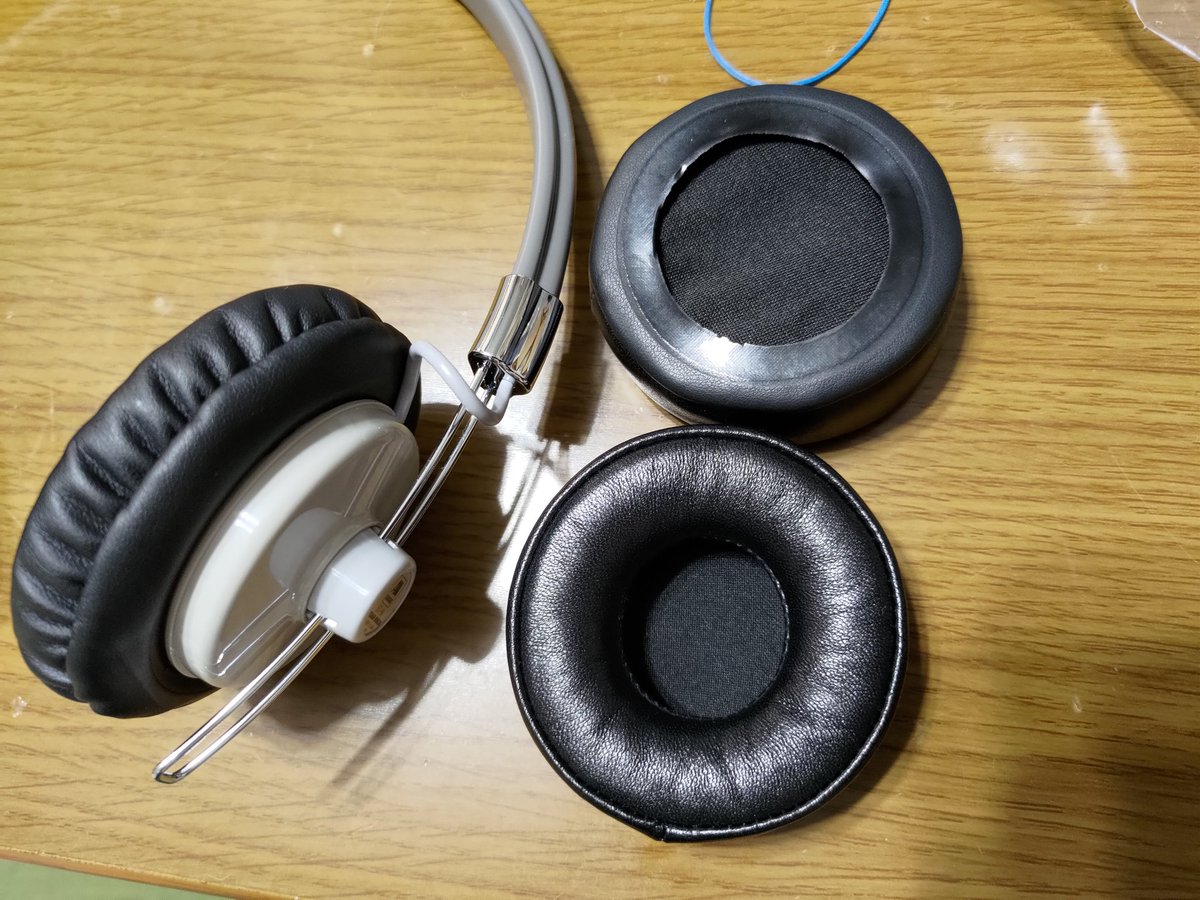 rarure_'s tweet photo. アリエクで買った羊革製イヤーパッド着弾。Asidavox ST-90-07に装着。口径と厚みが純正よりも広く厚い。スピーカーから耳までの空間広くなった分、音場が広く余韻再現性もより好みに。革の柔らかさと厚みがかけ心地に寄与している。長時間でも痛くならない。#ashidavox #st0907 https://t.co/tp2IYq1OK1