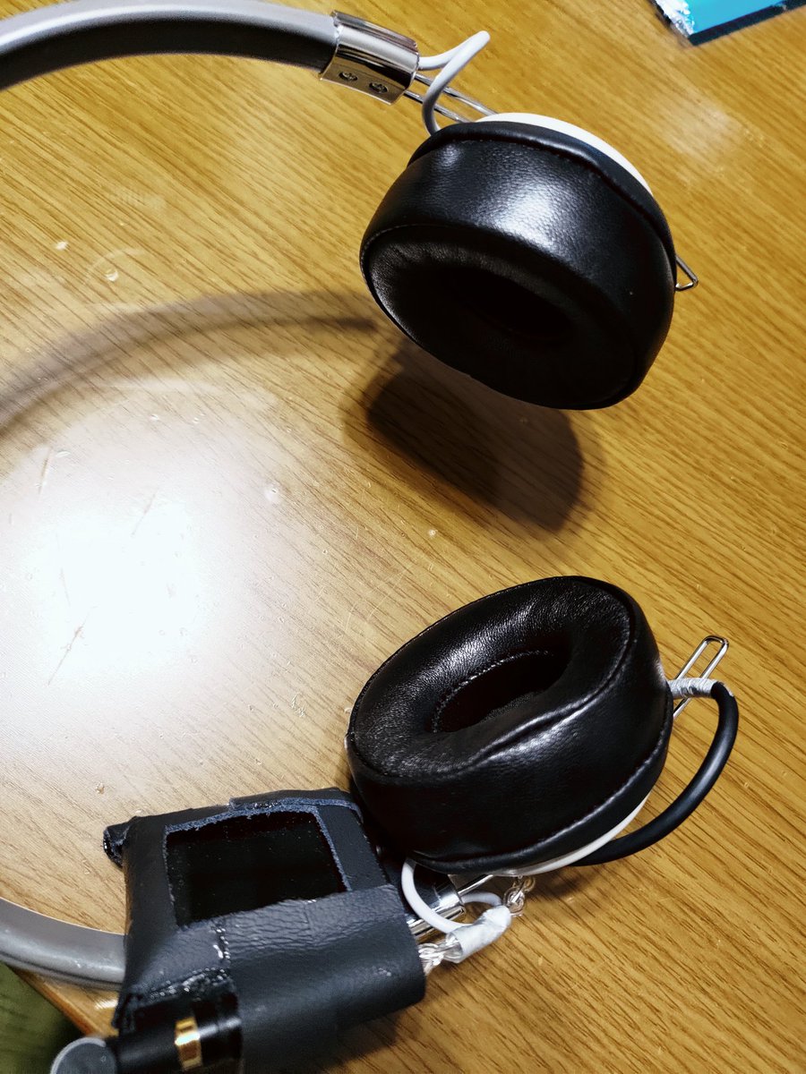 rarure_'s tweet photo. アリエクで買った羊革製イヤーパッド着弾。Asidavox ST-90-07に装着。口径と厚みが純正よりも広く厚い。スピーカーから耳までの空間広くなった分、音場が広く余韻再現性もより好みに。革の柔らかさと厚みがかけ心地に寄与している。長時間でも痛くならない。#ashidavox #st0907 https://t.co/tp2IYq1OK1
