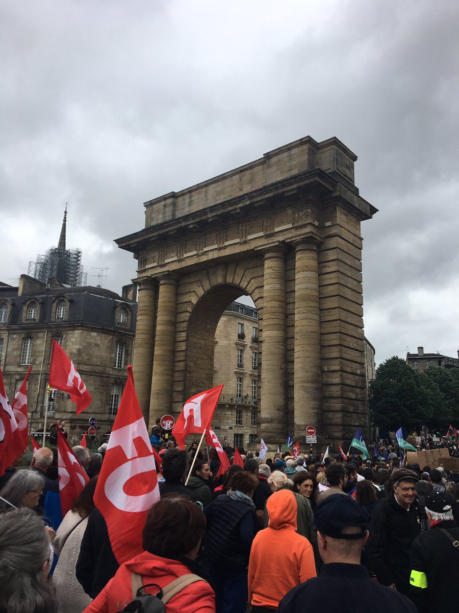 NaimaCharai's tweet photo. Énorme mobilisation pour le 1er mai #bordeaux #1erMai 
#NonALaReformeDesRetraites https://t.co/s9IUq0NTVU