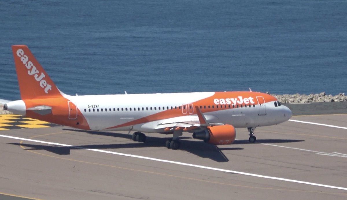 mi6o25's tweet photo. ON THE EDGE
G-EZWY turning around for departure at Gibraltar International Airport

25 March 2023
--------
📷 https://t.co/guiCY5J1Nk
-------

#GibraltarAirport
#FlyGibraltar
#GibraltarRunway
#Aviation
#Planespotting
#EasyJet
#FlyEasyJet
#PlaneLovers https://t.co/FlT76BKZpo