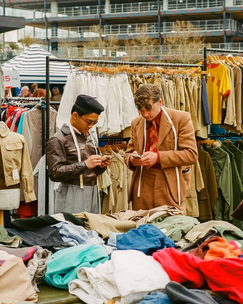 Dapper Gentlemen / Kings Cross, London / April 2023 / Minolta CLE / Voigtländer 40mm, f1.4 / Kodak Ultramax 400 
.
.
.
#vintagecarbootsalekingscross #theclassiccarbootsale #minoltacle #madewithkodak #streetleaks #fromstreetswithlove #streetclassics #subl… instagr.am/p/CrstNSVImQ1/