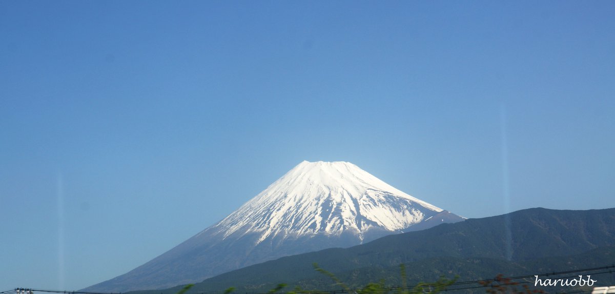 お疲れ様でした。 青空の中の富士山は、とても気持ちが良い。 時代が変わったとしても、この見える富士山の風景は、 いつの時代も変わらずに綺麗な風景を見せてくれる だから、この風景が見れる事に感謝して、 天に一番近い場所だから、神も宿る場所だろう。