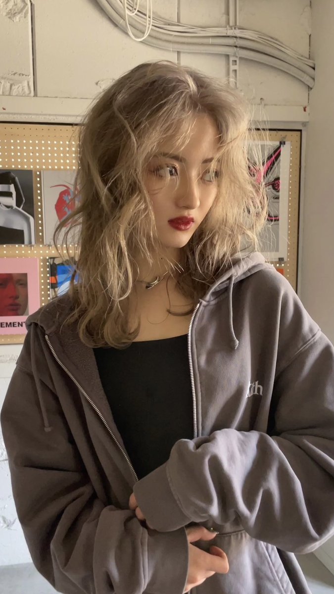 金髪から暗髪にして気分転換
美容院帰りにcelineの眼鏡買った👓🫧