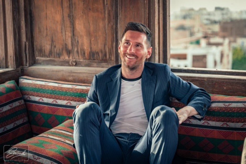 زخم إعلامي كبير يصاحب وصول الأسطورة ليونيل #ميسي وعائلته إلى #الرياض في رحلته السياحية الثانية للمملكة بعد تعيينه سفيرا لـ #السياحة_السعودية خاصة مع ما يتردد عن احتمالية لعبه في #الدوري_السعودي ما يعكس حجم الاهتمام العالمي بما يدور في بلادنا .
#اهلا_ميسي 
#السعودية