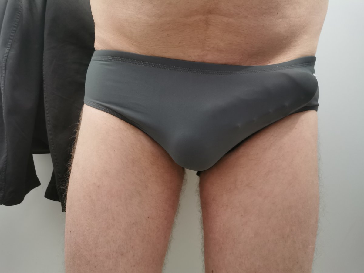 LadderPierced's tweet photo. Bulging at the pool #speedo #bulge #frenumladder #piercingintimo https://t.co/kow2xmX0Yq
