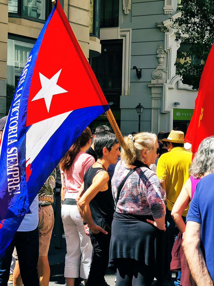 La bandera de #Cuba 🇨🇺 ondea en la marcha del #1deMayo en Madrid en las manos de @Yolandagbravo. ¡CUBA NO ESTÁ SOLA! #ALaPatriaManosYCorazón