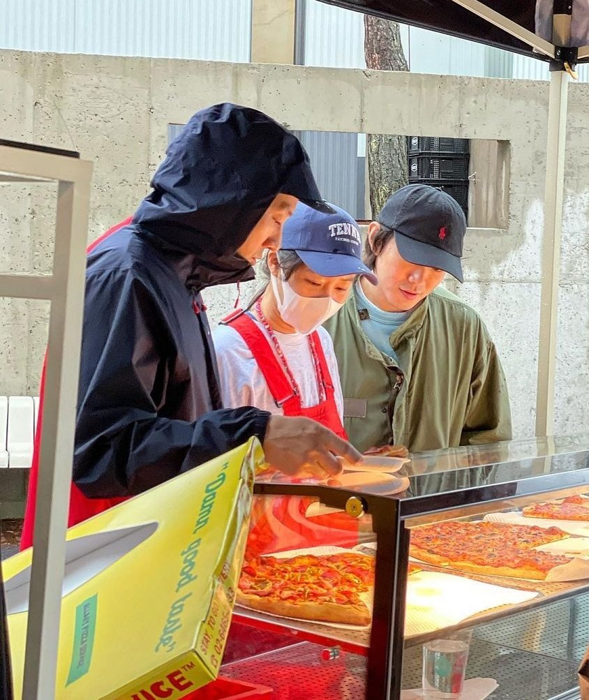 Kongvelyans_INA's tweet photo. #GongHyoJin and #KevinOh, our #OHYOcouple spotted dated yesterday ๐
There's also #LeeChunHee hyung~ Probably after that they have a double date as usuals โบ
#KongHyoJin #๊ณตํจ์ง #Gongvely https://t.co/dMOsgpdMY3
