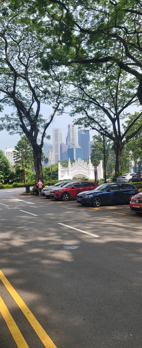 mobilemigrant's tweet photo. The meeting of the #traditional with the #modern. Oftentimes, the #cultural horizon gets reflected the best in the architectural features around us. #Singapore #heritage #architecture https://t.co/dKSOF9vNud