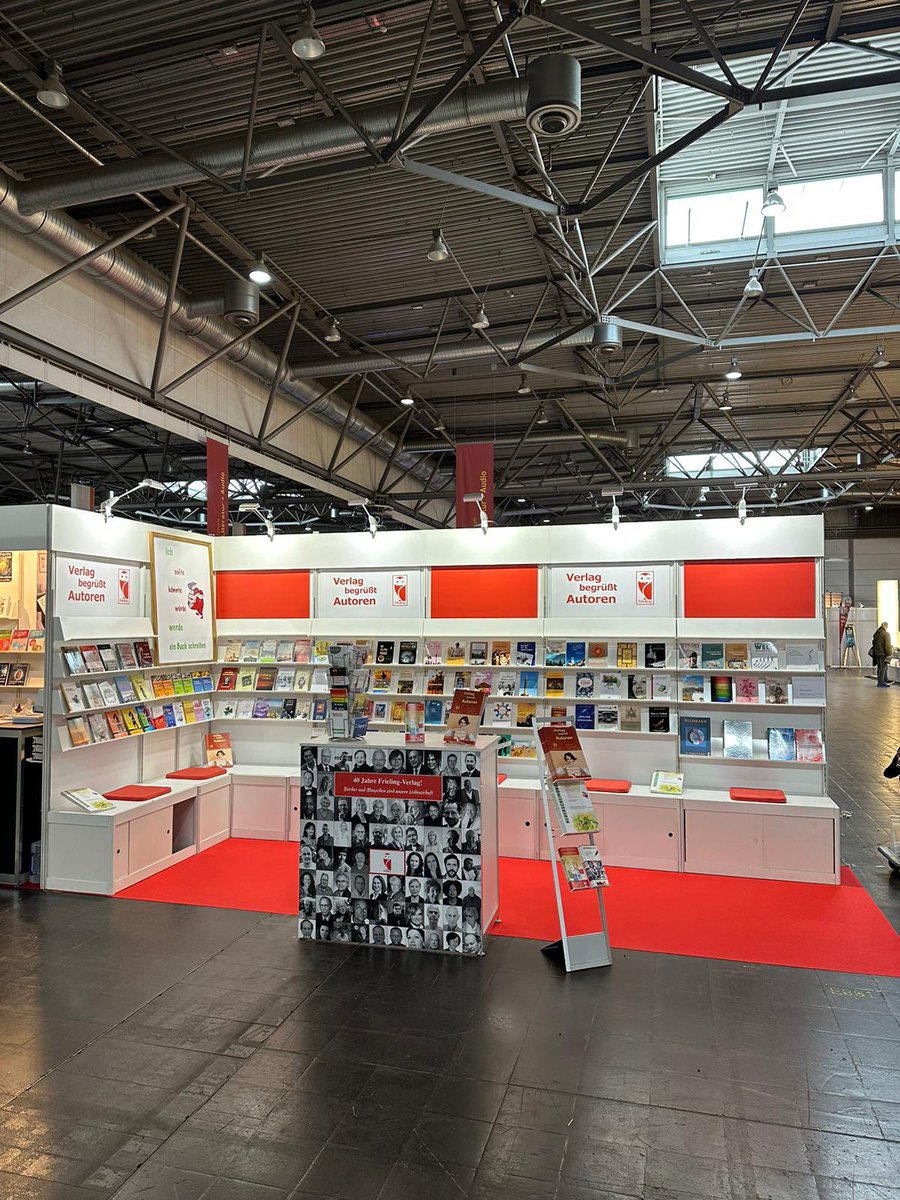 FrielingVerlag's tweet photo. Nach viel zu vielen Monaten des Wartens hat sie endlich wieder stattgefunden, unsere geliebte Leipziger Buchmesse. 💛 #LBM2023 https://t.co/hM2hmHvxuv