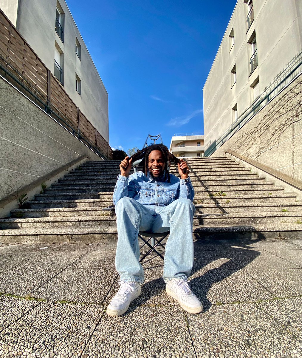 AsherToto's tweet photo. Definitely connected to the highest 🌞 the sun gravitates   above my head 

#totoasher #asher #reggae #reggaeartist #frenchartist #frenchreggae #singer #musician #rasta #sun #outfit #denimondenim #freeformlocs #roots #music #explore https://t.co/Vek7NsVTAW