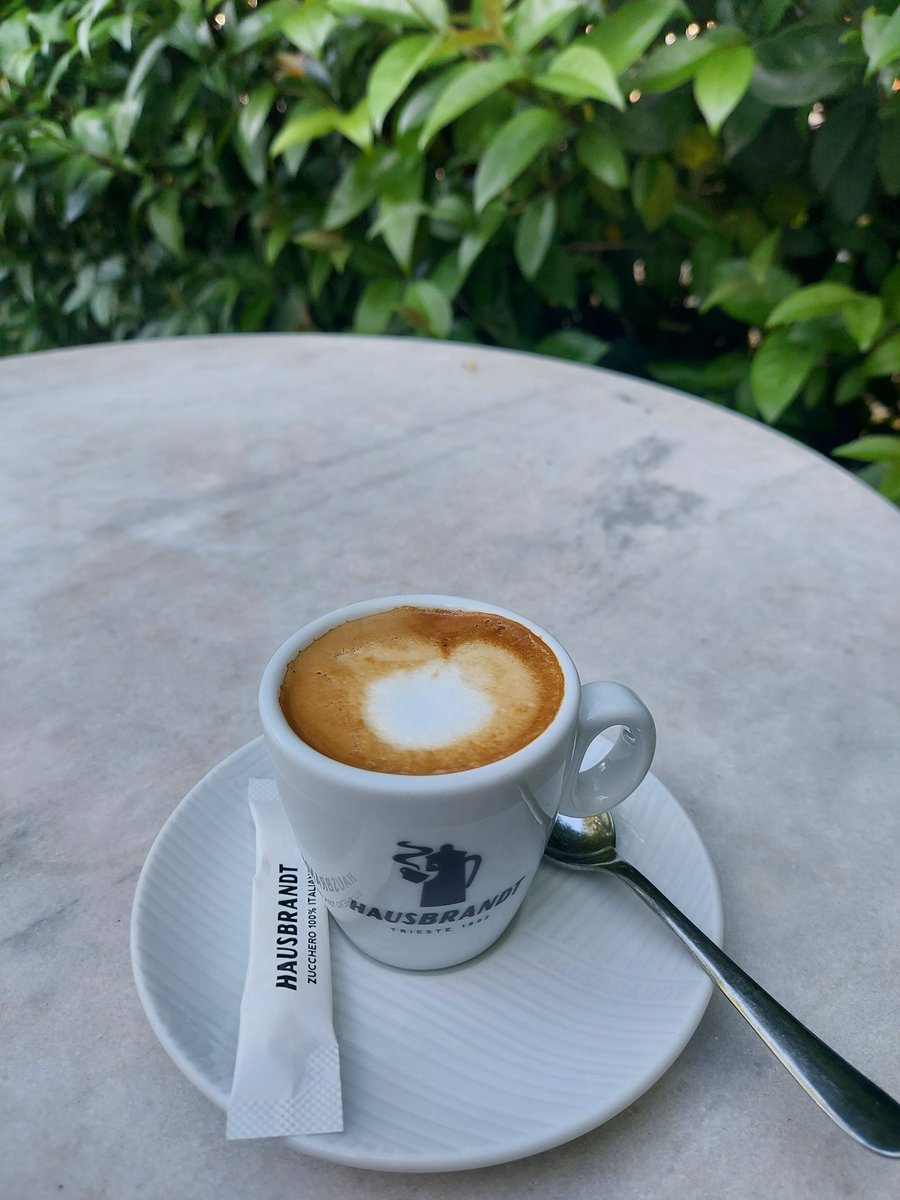 اب اُس کی بات خالی ہے معنی سے اے مُنیرؔ
کہنے دے جو وہ کہتا ہے ــــــ روکا نہ کر اُسے
مُنیرؔ نیازی
#اردو_زبان 
#اردو_شاعری