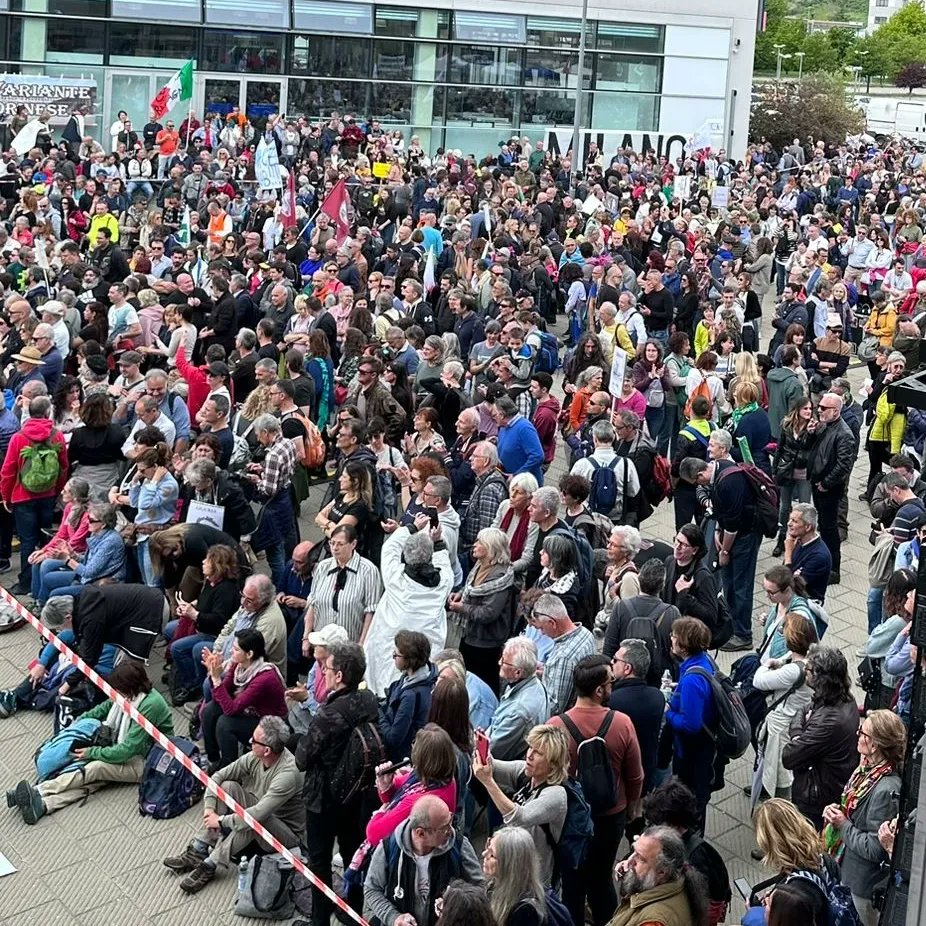A #PESARO, nelle #Marche, sono almeno 10mila i partecipanti alla grande #MANIFESTAZIONE nazionale in corso #OGGI #1maggio 2023 contro la costruzione di un #BIOLABORATORIO (di livello di sicurezza 3 e 4; ultrasegreto ed extragiudiziale, in pratica MILITARE a gestione #NATO)...
1/n