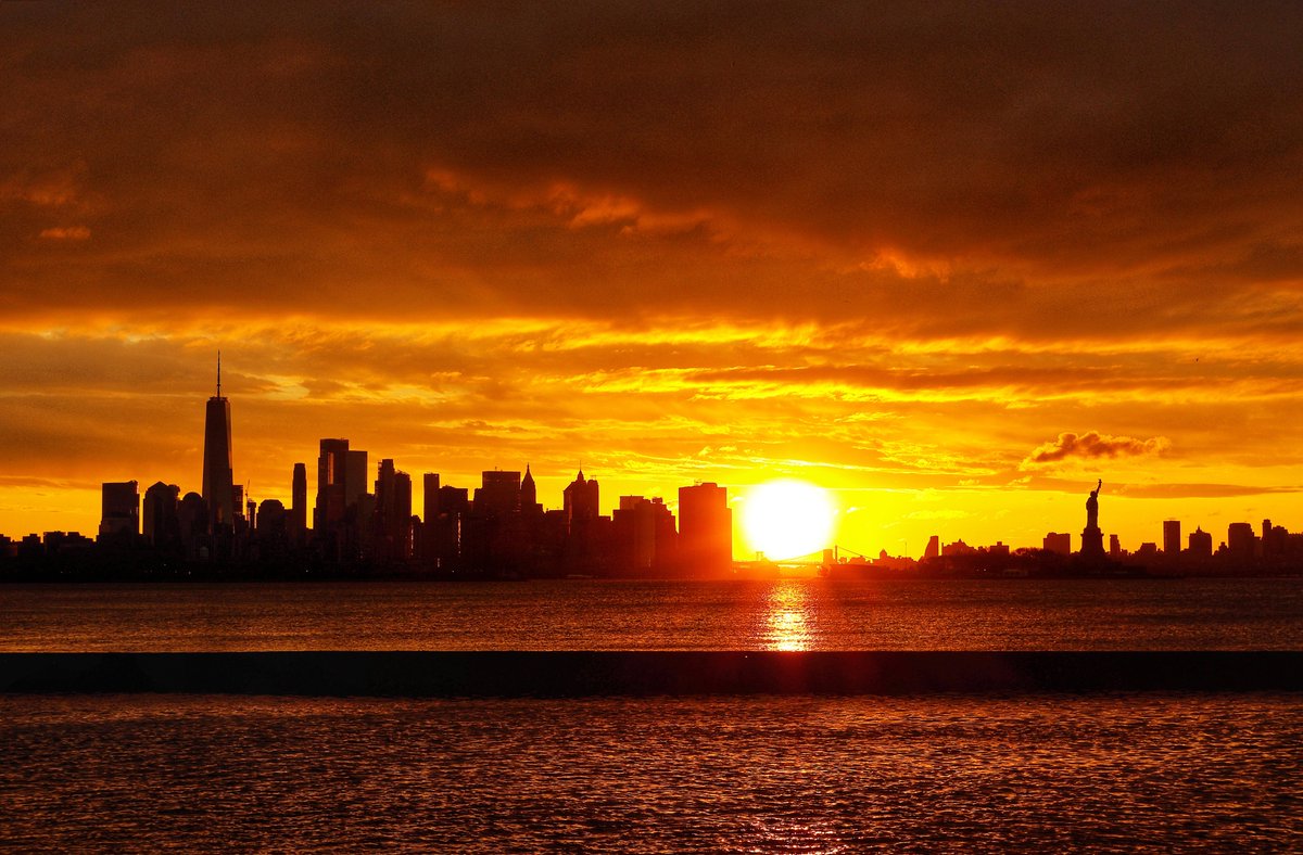 GaryHershorn's tweet photo. After three days of rain, a colorful sunrise to begin the month of May in New York City, Monday morning #nyc 
#newyorkcity #newyork #sunrise @agreatbigcity https://t.co/ZVQYSAqWfc