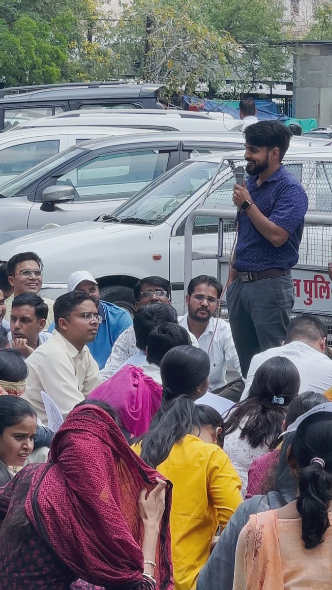 जब धरना दे ही दिया है तो धारणा बदलनी होगी
आपको चोखटे लांघनी होंगी
मांगे समूह की हैं 
संघ की हैं
अकेले किसी भी व्यक्ति की नही
संख्याबल दिखाना होगा
सबको मंच संभालना होगा
सबको धुरी बनना होगा
जब धरना दे ही दिया है तो धारणा बदलनी होगी।
#IADemands3600GP