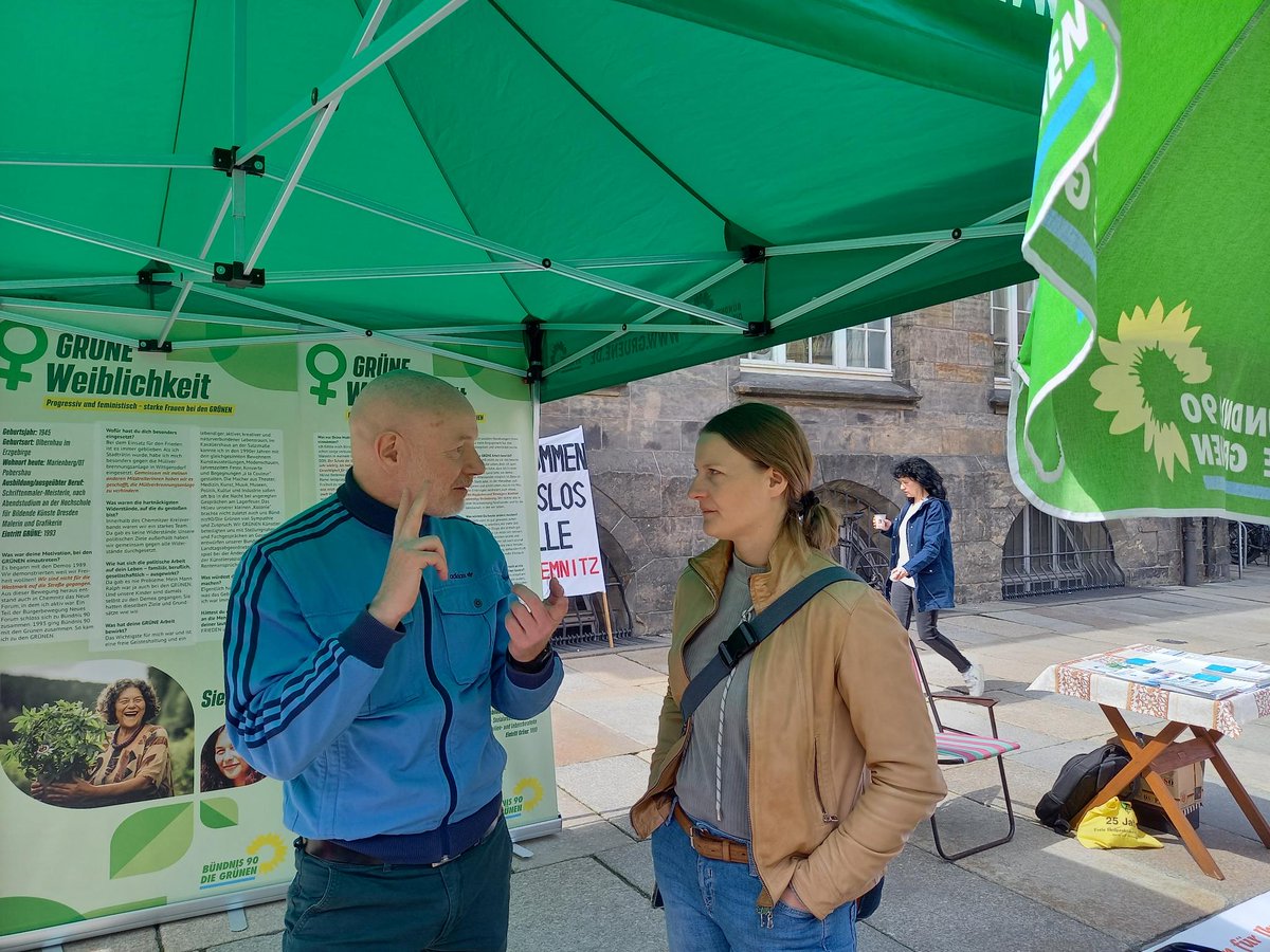 Warum so viele strahlende Gesichter? 
Das liegt am ganzen Austausch zum 1.Mai an unserem Infostand in #Chemnitz! 

'Transformation gelingt nur durch das aktive Mitgestalten der Beschäftigten.' sagt @ChFurtenbacher in ihrer Rede auf Einladung des DGB.

 #UngebrochenSolidarisch