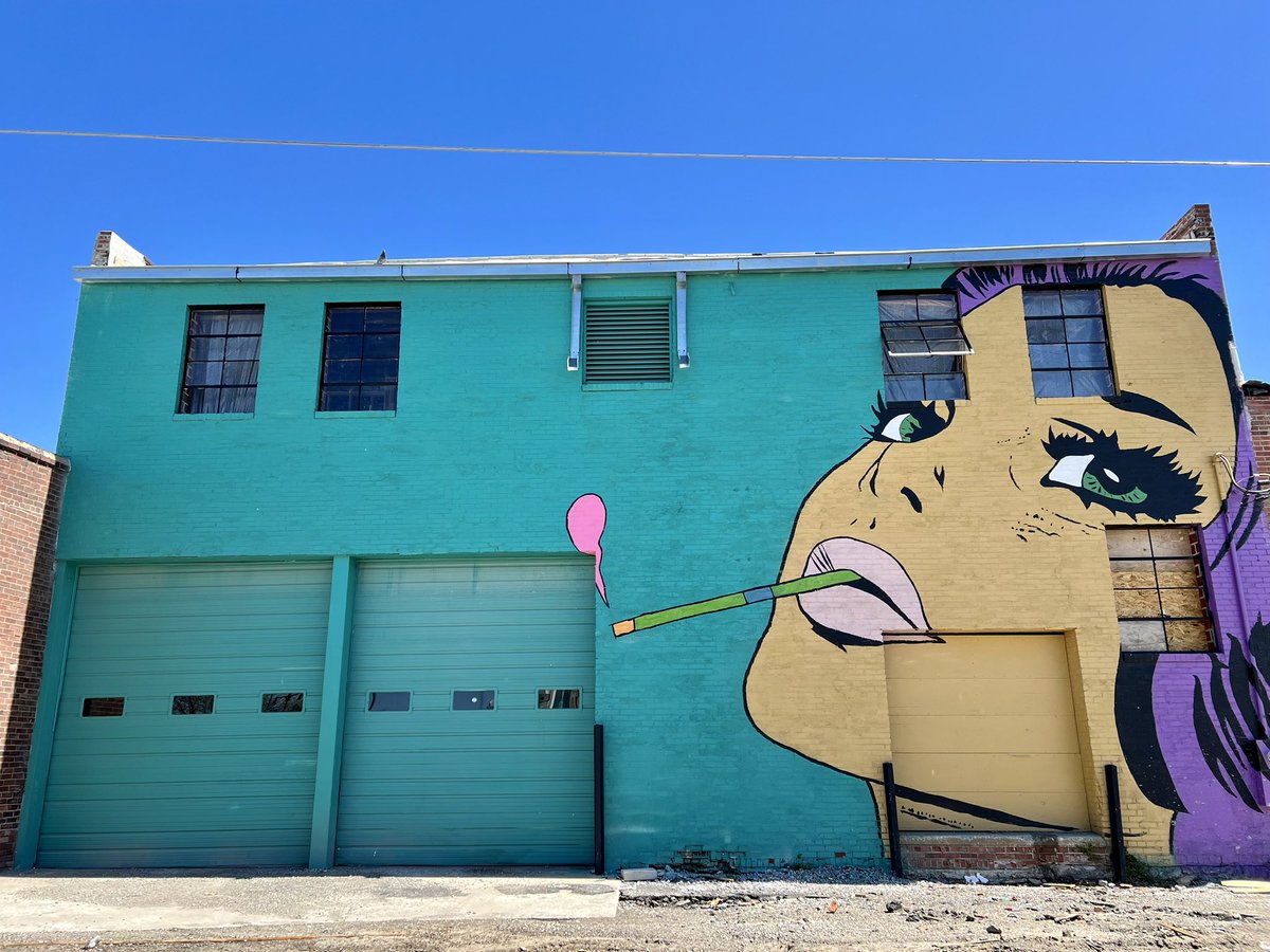 Oh hey, fellow mural hunters! Show me your #MuralMonday contributions. 

This pretty lady is lounging on the side of a building in downtown Pittsburg, #Kansas. 

#streetart #murals