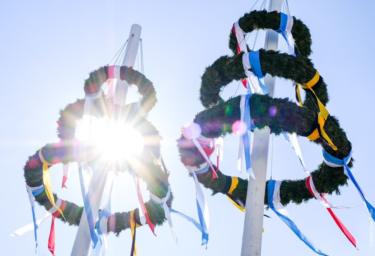 Het oprichten van een versierde meiboom op een centrale plek in een dorp of stad is een eeuwenoude traditie, meestal in combinatie met een volksfeest op 30 april  of 1 mei . 💙 #DuitslandDichtbij