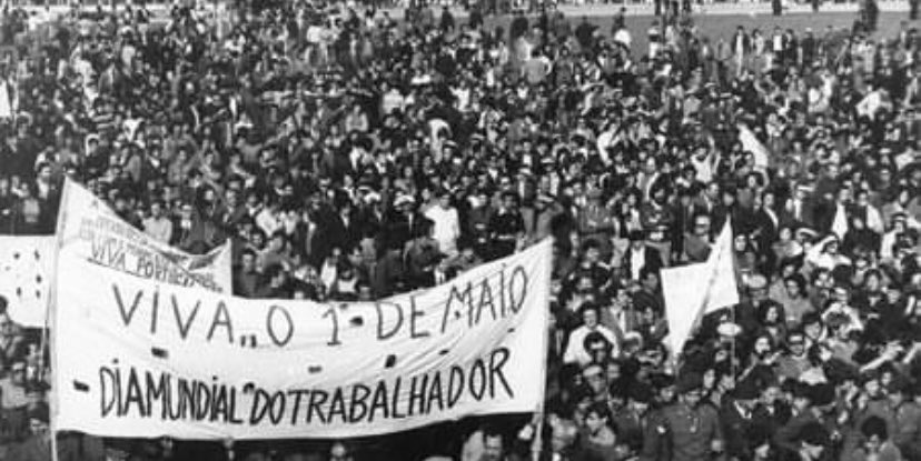 _joaopedro_L's tweet photo. Hoje celebra-se o 1 de maio, dia do trabalhador, mas muito há ainda por fazer. É urgente acabar com os todos os estágios não remunerados, não podemos aceitar e normalizar a “escravidão” laboral. Todos os estágios devem ser pagos pelo valor mínimo do salário mínimo nacional, não podemos aceitar menos! Um estagiário, trabalha, logo, tem de ser compensado de forma justa pelo seu esforço. O Estágio IEFP deve ser alargado para o período integral de todos os estágios e não somente por uns meses, bem como deve abranger todos os estágios. 
Em 2020, 74% dos jovens entre os 25 e os 30 anos que trabalham em Portugal, tinham contrato a prazo. 30% dos jovens em Portugal são considerados sobrequalificados para as funções que têm. Temos de ser capazes de gerar mais oferta, vínculos laborais duradouros, mais atratividade ao nível do investimento privado em Portugal, na fixação de empresas que paguem bons salários, e em contrapartida sejam beneficiadas fiscalmente, principalmente nas pequenas e médias empresas , o nosso grande tecido empresarial. Uma soma positiva
