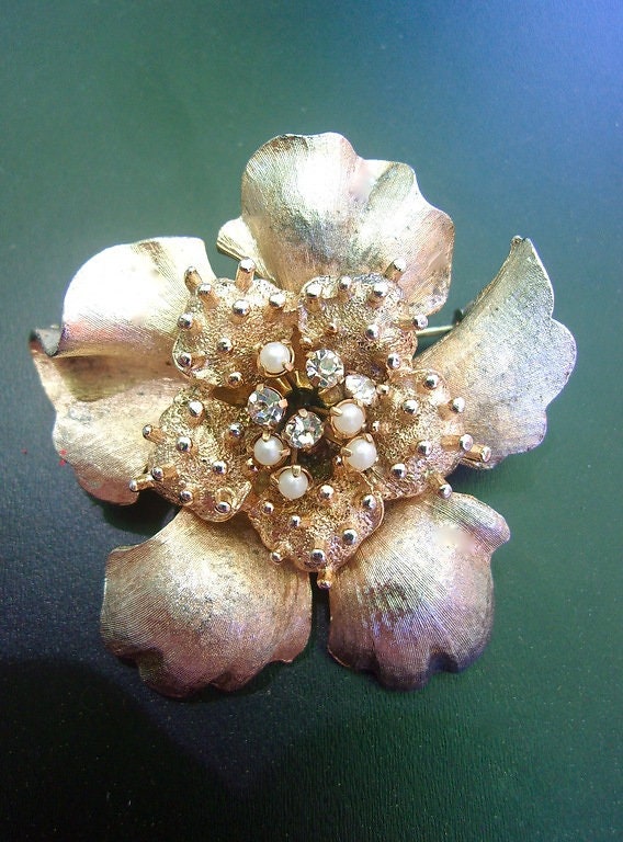renaissancefai's tweet photo. HAR Brushed Gold Flower Brooch, Rhinestones & Pearls, Curled Petals, Signed Vintage https://t.co/cDMSyeGzdg #gold #floral #women #glass #midcentury #goldplatedbrooch #floralflowerbrooch #signedhar #curledpetals https://t.co/mnxhasgZM1