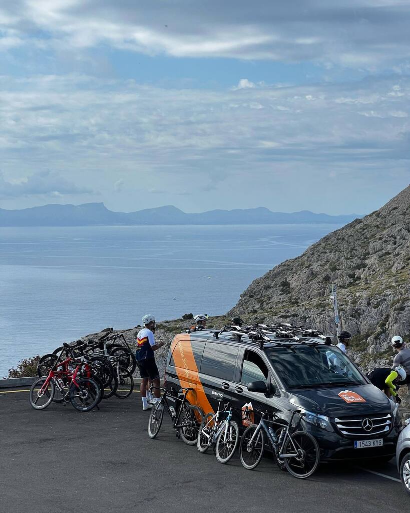 Cloudy but beautiful morning out to Cap de Formentor with @aslturismoesportivo group from Brazil 🇧🇷 We got there early and made sure the group had nice rest stop.
• • •
#hcbiketours #supportvan #sagvan #roadcycling #mallorcacyclingexperience #fardefo… instagr.am/p/CrsuE_isfJn/