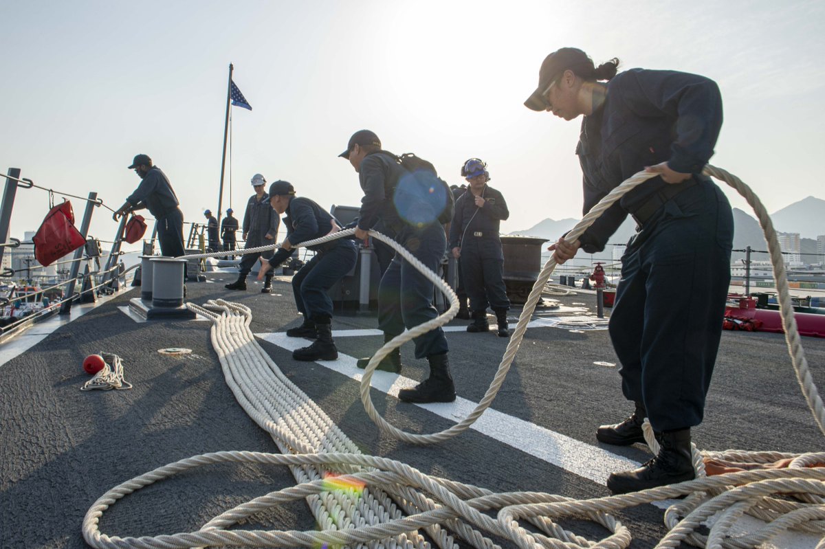 Hello Monday! ⚓ 🙌
#NavyPresence @US5thFleet 

Sailors handle line on the foc'scle of the guided-missile destroyer #USSPaulHamilton (DDG 60), April 25, 2023 in Fujairah, United Arab Emirates. 

#MONDAYMOTIVATION
