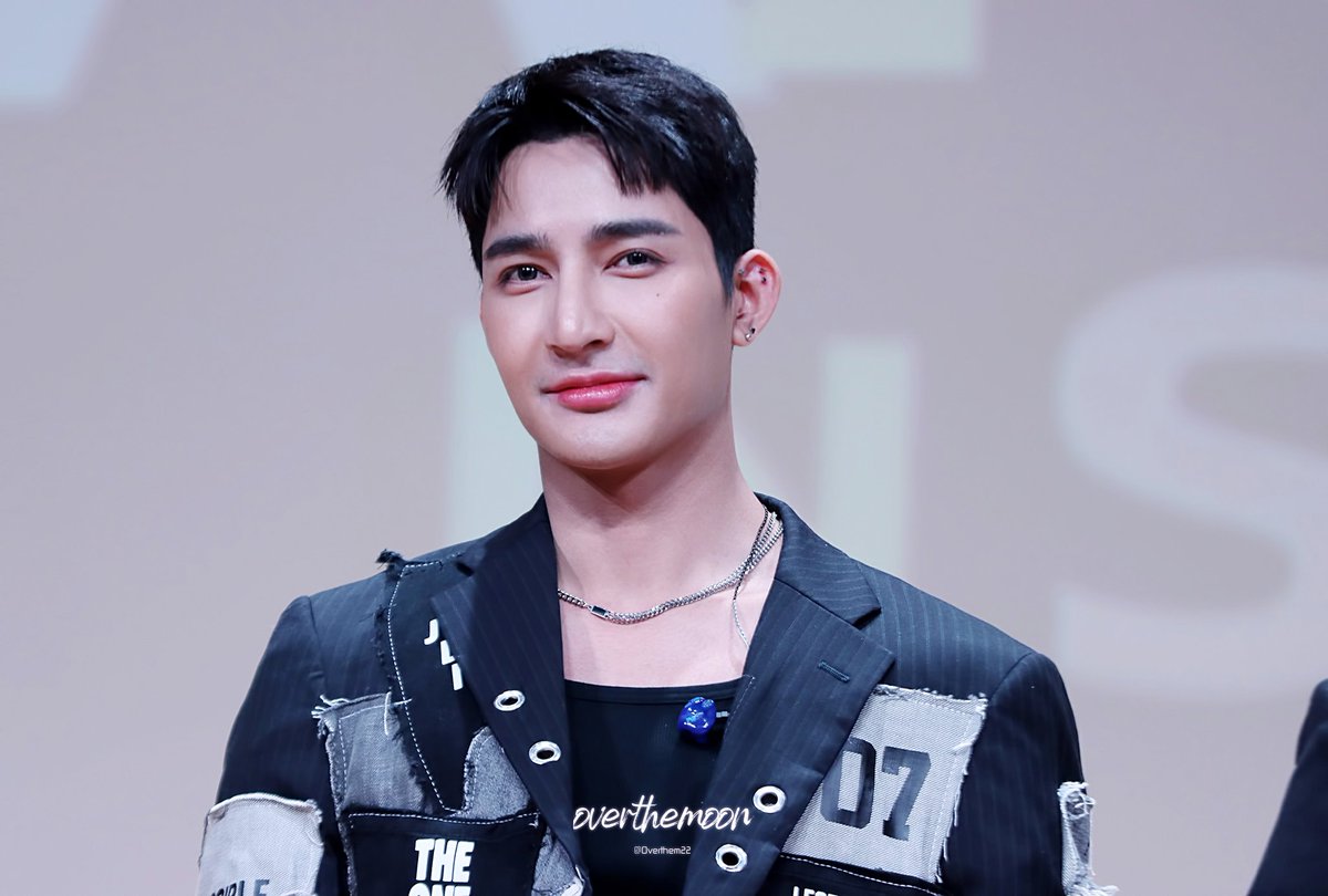 Overthem22's tweet photo. I love Earth's piercings 

#EarthPirapat 
#EarthMix #เอิร์ทมิกซ์ 
#GMMTVFANDAY3 
#EMJDFandayxSEOUL https://t.co/osx0vbhHjR