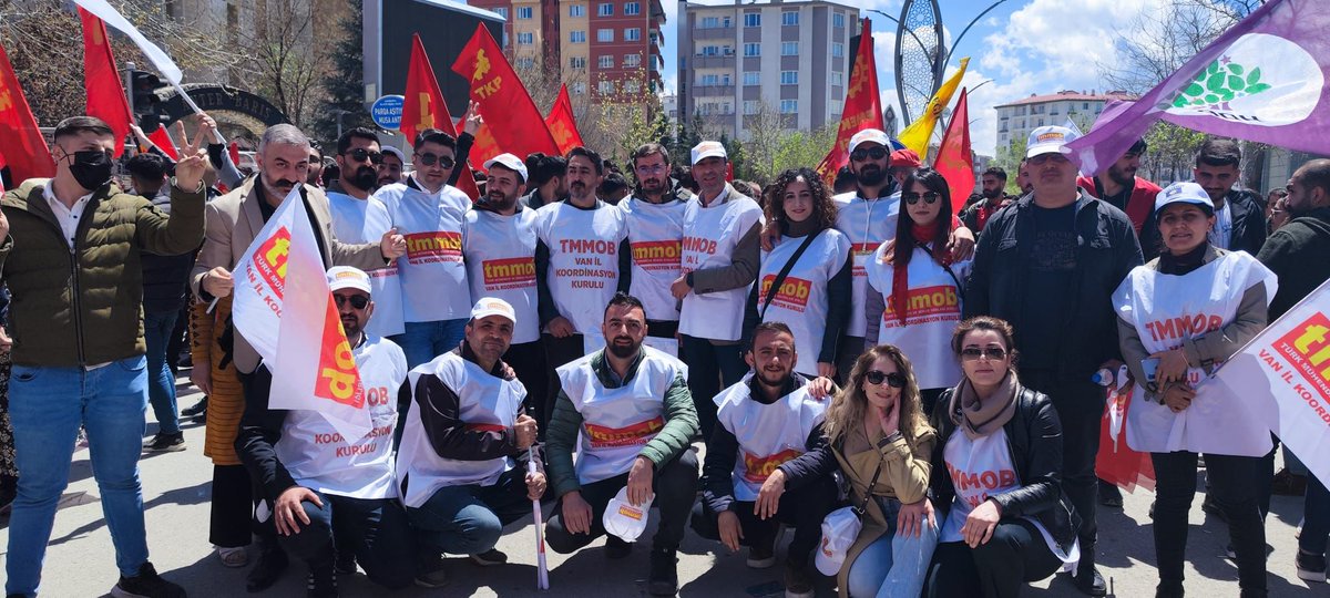 TMMOB Van İl Koordinasyon Kurulu 1 Mayıs Alanında.
Yaşasın TMMOB Örgütlülüğü!
Yaşasın 1 Mayıs!