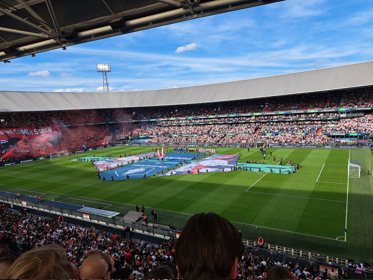 kamp0e's tweet photo. Foebalzondagje ⚽️🏆
#KNVBBeker #Bekerfinale #Finale #AJAPSV #Ajax #PSV #DeKuip https://t.co/ifEFioc6tp