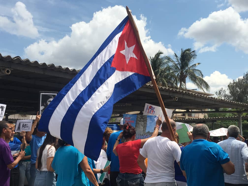 ramospor_cuba's tweet photo. #1Mayo y estamos de fiesta proletaria desde la #FiscalíaCubana...

La #FGREn50Aniversario con fidelidad, compromiso, júbilo y alegría celebra el Día Internacional de los Trabajadores. 

#ALaPatriaManosYCorazón Viva el Primero de Mayo!!!!

La Fiscalía Aquí!!!! https://t.co/ytwvDH3EAz