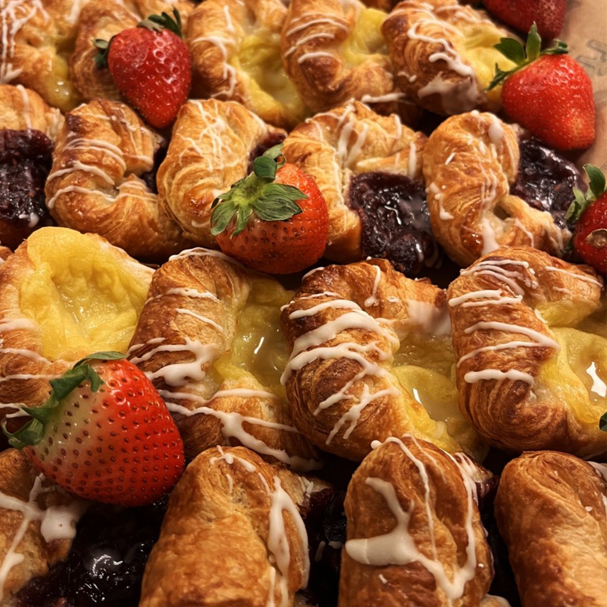 FreshPicksCafe's tweet photo. Look at what's cooking in the school cafeteria! Sanborn was treated to a wonderful breakfast display of muffins, scones, and more! https://t.co/vSdHaIa9GU