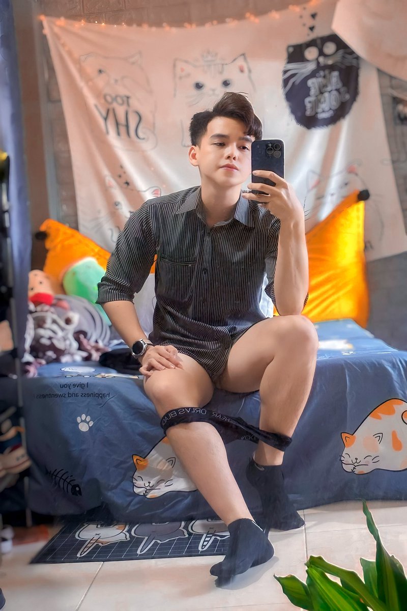 HuynhLam121099's tweet photo. Đầu tháng mà chả có hình gì mới để đăng,
Chụp vội tấm hình trước khi đi làm vậy 😅
#P_s Chào Tháng 05 nhé 👋 https://t.co/vYKguer3pc